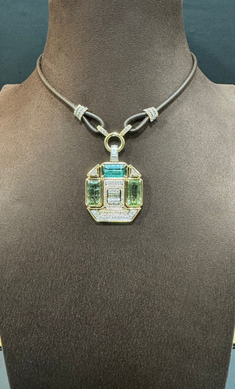 Emerald pendant detail